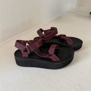 TEVA Flatform Universal Maroon Snake Print Embossed Leather Sandals Sz 8